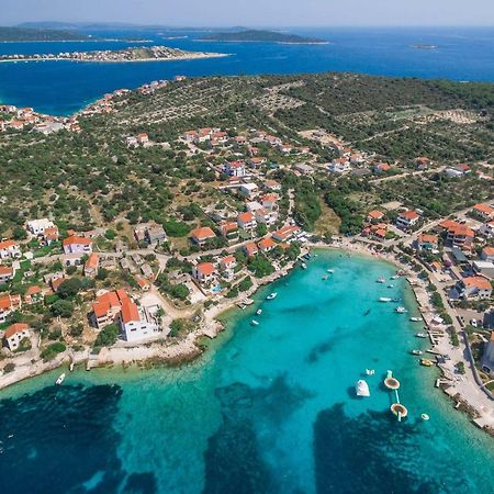 Villa Basic Севид Екстериор снимка