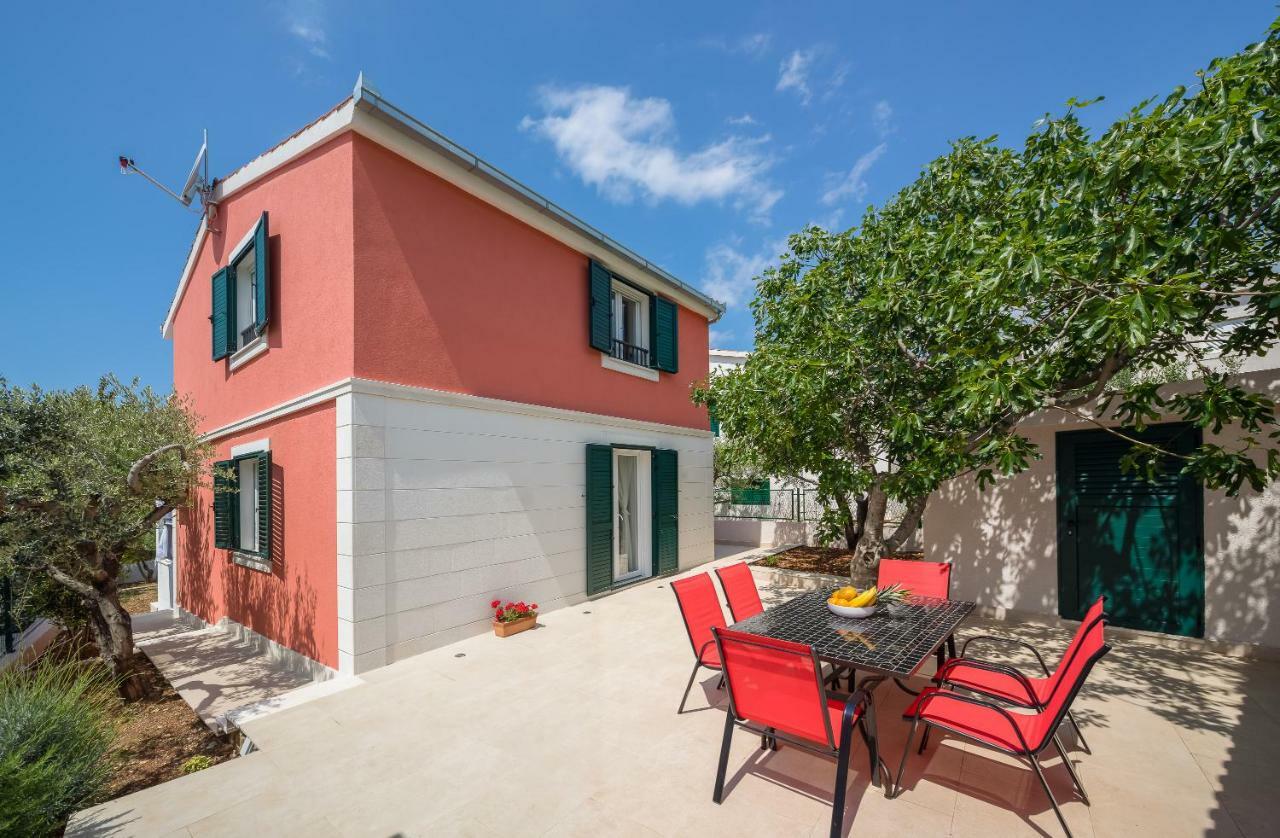 Villa Basic Севид Екстериор снимка